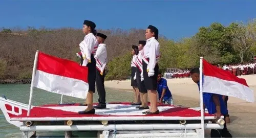 Momen Unik Dari Warga Pantai Oa Melaksanakan Upacara Bendera HUT Ke-80 RI Di Tengah Laut 